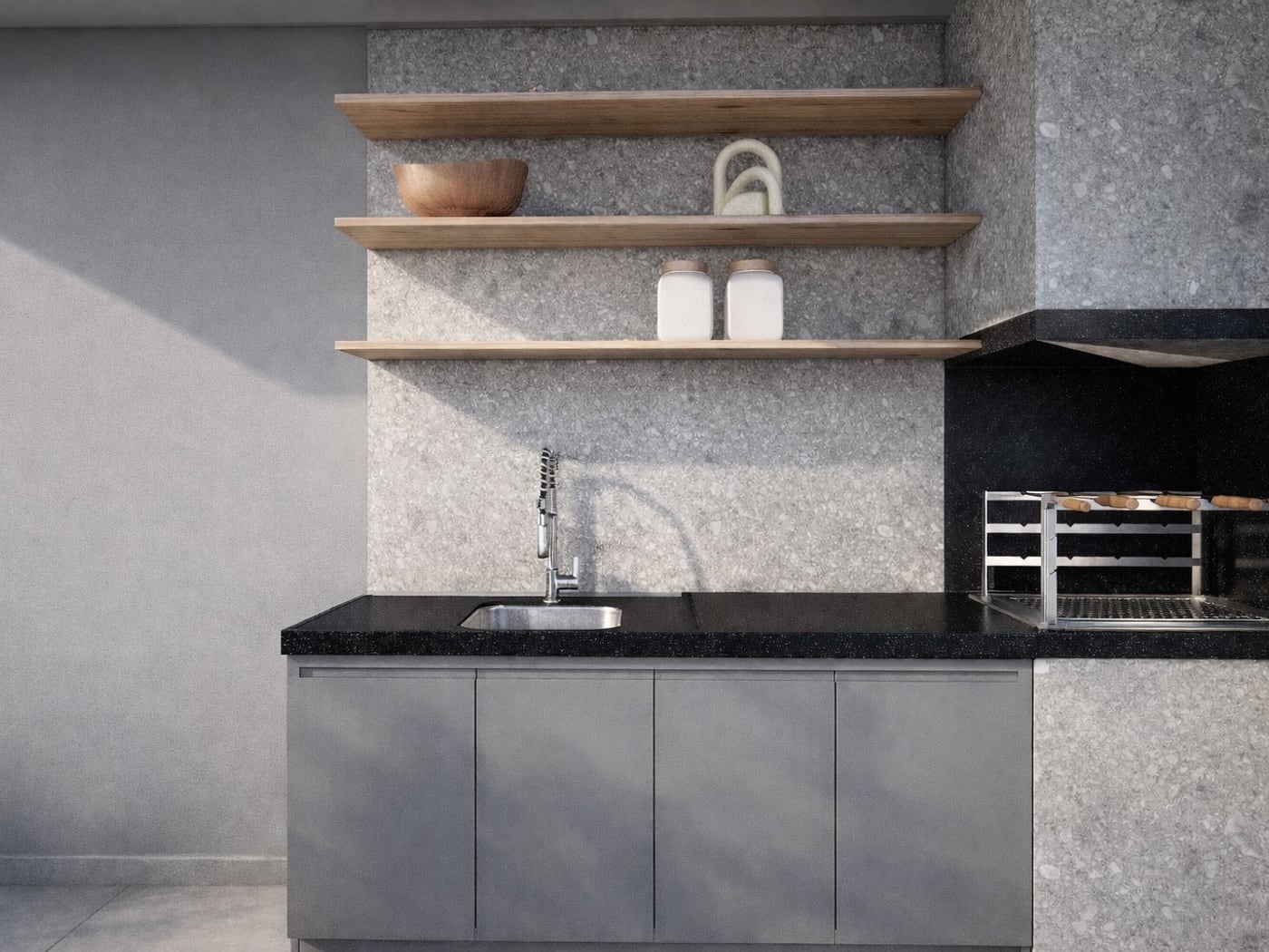 Cozinha com bancada de granito preto, prateleiras de madeira e parede travertino