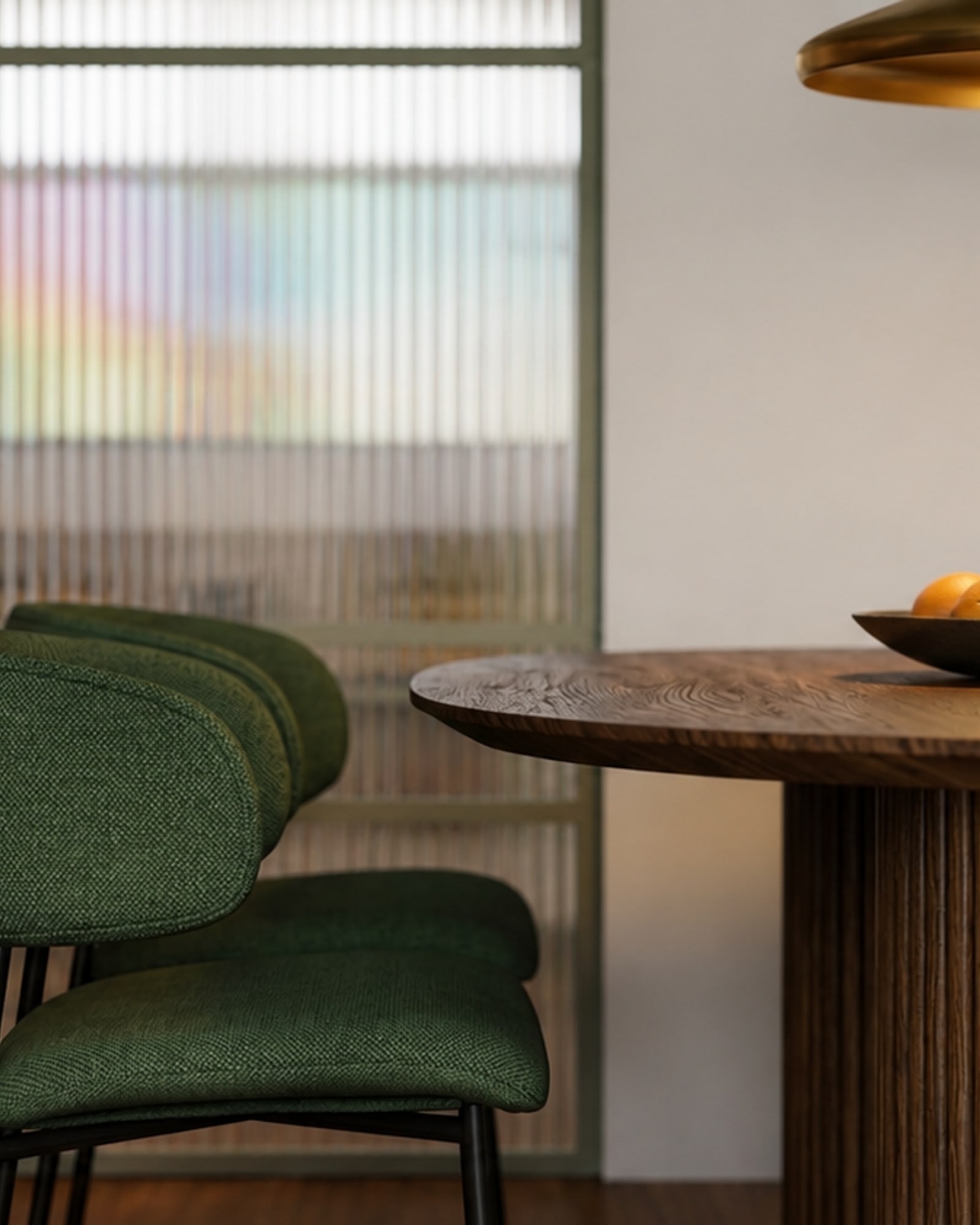 Apto Ninho, sala de jantar com mesa redonda em madeira ranhurada, cadeiras verdes, pingente cobre e divisória de vidro canelado