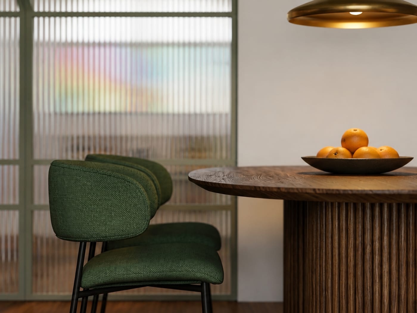 Sala de jantar com mesa redonda em madeira ranhurada, cadeiras verdes e divisória de vidro canelado